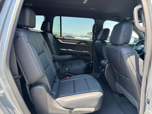 Used 2026 GMC Acadia Elevation w/ Elevation Premium Package FWD image 11