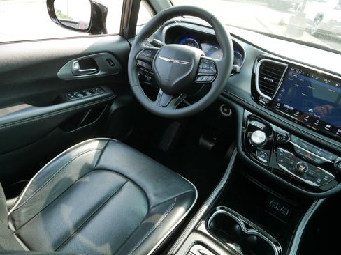 Used 2025 Chrysler Pacifica Limited FWD image 9
