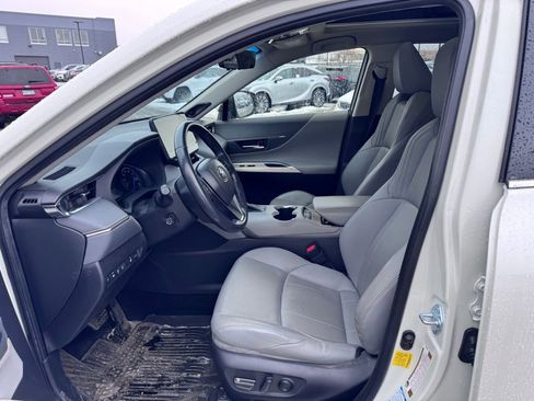 Used 2021 Toyota Venza image 10