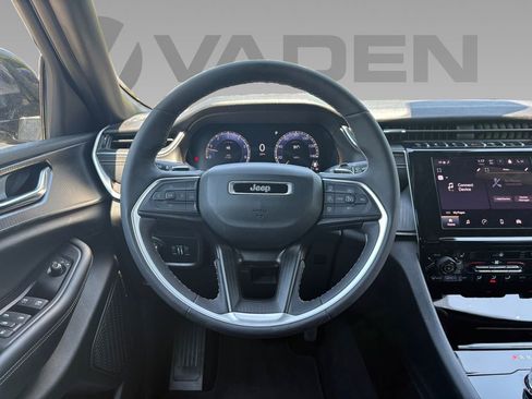 Used 2024 Jeep Grand Cherokee Altitude image 12