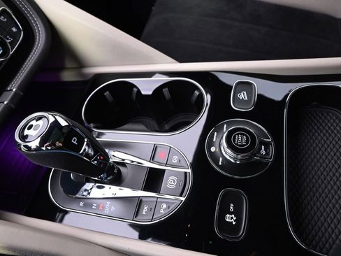 Used 2022 Bentley Bentayga AWD/4WD image 37