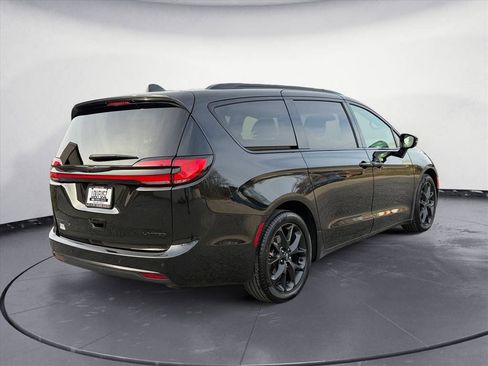 Used 2024 Chrysler Pacifica Limited w/ S Appearance Package image 6