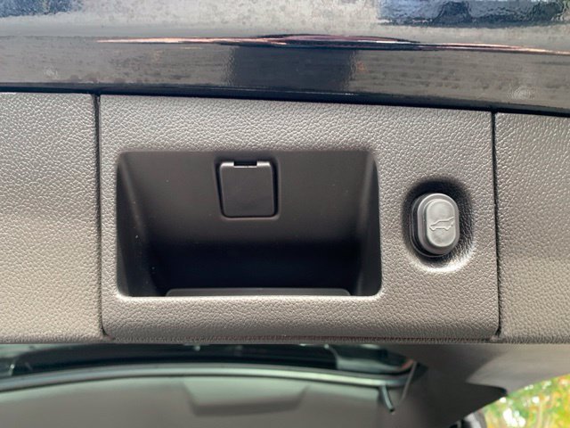Used 2019 Cadillac Escalade Premium Luxury w/ Escalade Sport Edition AWD/4WD image 7