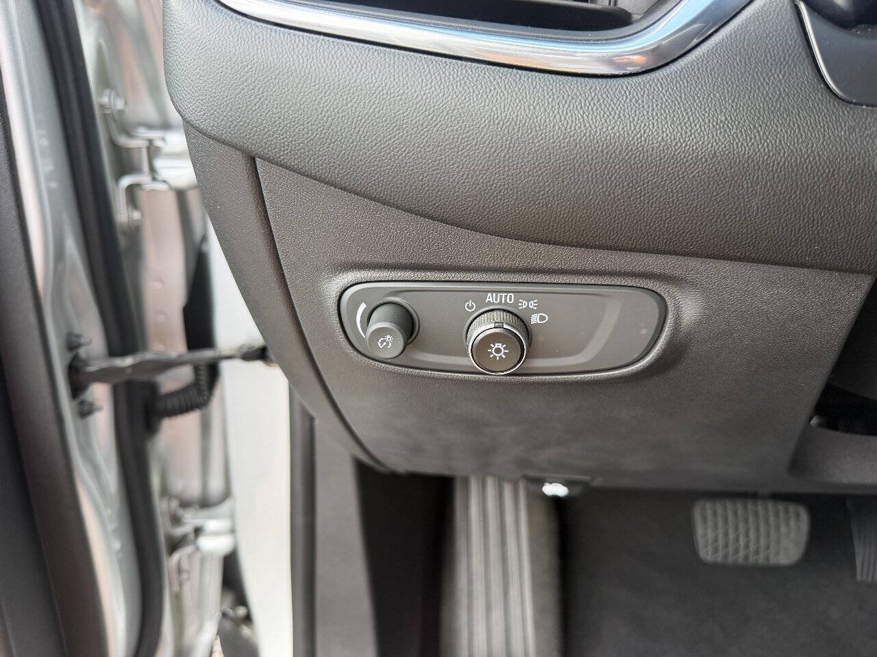 Used 2022 Chevrolet Equinox LT w/ Driver Convenience Package FWD image 8