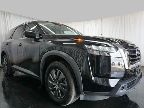 Used 2024 Nissan Pathfinder S image 2