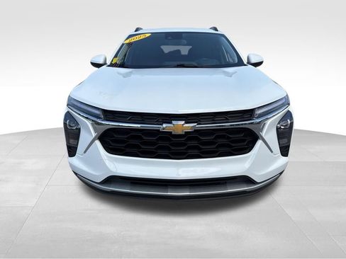 Used 2025 Chevrolet Trax LT w/ LT Convenience Package image 2