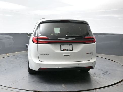 Used 2022 Chrysler Pacifica Touring-L FWD image 9
