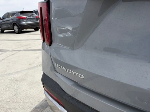 Used 2025 Kia Sorento S w/ Panoramic Sunroof Package FWD image 4