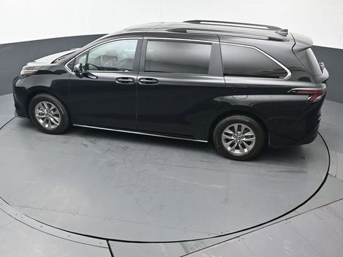 Used 2025 Toyota Sienna LE image 47