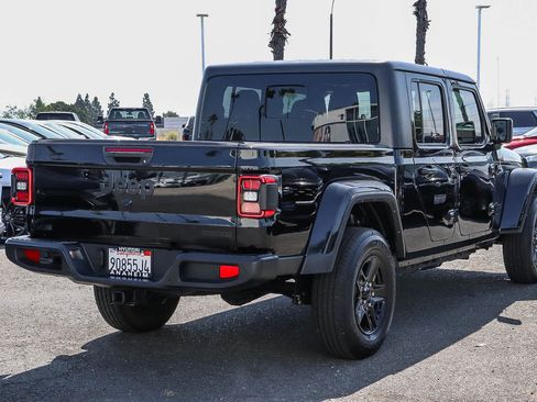 Used 2021 Jeep Gladiator Sport AWD/4WD image 7