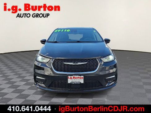 Used 2024 Chrysler Pacifica Touring-L FWD image 2