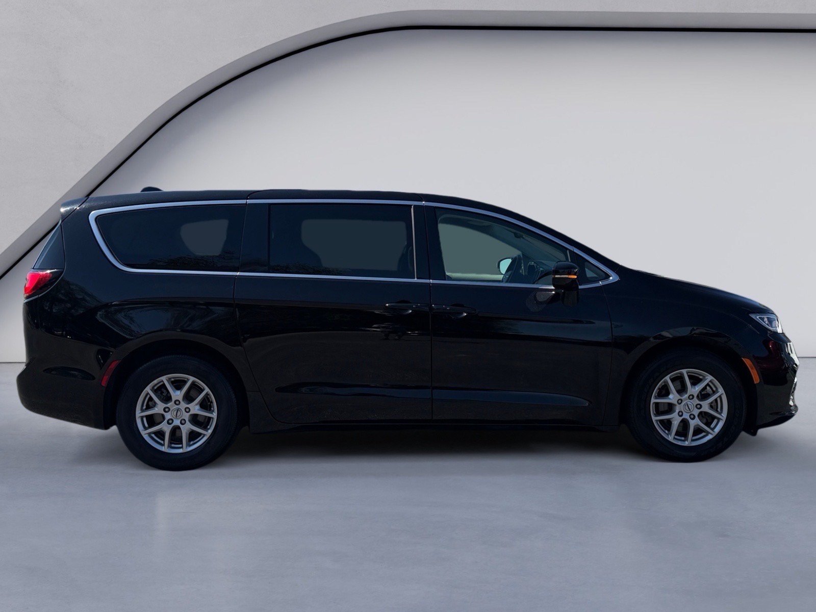 Used 2024 Chrysler Pacifica Touring-L FWD image 6