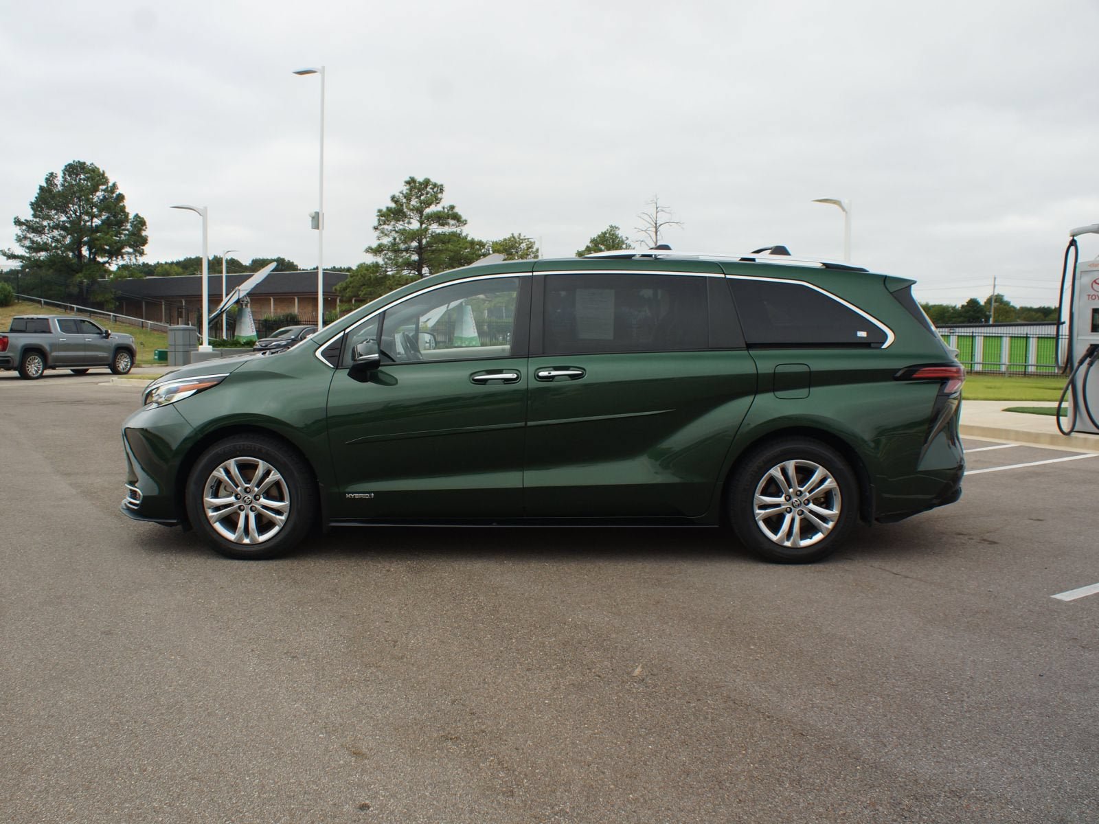 Used 2021 Toyota Sienna Platinum w/ Outdoor Package (TMS) AWD/4WD image 15