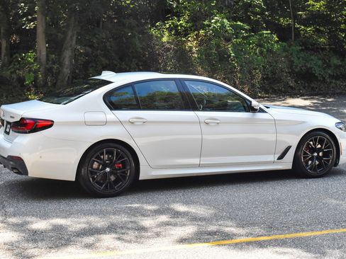 Used 2022 BMW 530i xDrive w/ M Sport Package image 9