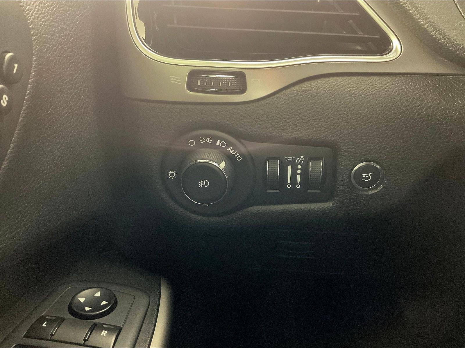 Used 2019 Jeep Cherokee Limited AWD/4WD image 15
