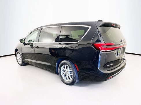 Used 2024 Chrysler Pacifica Touring-L FWD image 5