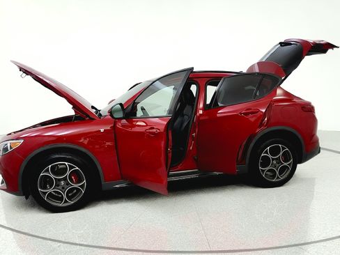 Used 2022 Alfa Romeo Stelvio Ti AWD/4WD image 11