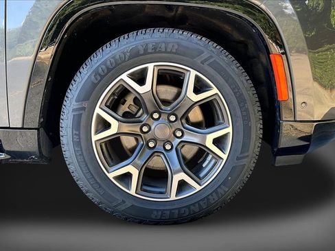 Certified 2024 Jeep Wagoneer Series III AWD/4WD image 34