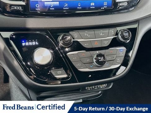 Used 2025 Chrysler Pacifica Select image 23