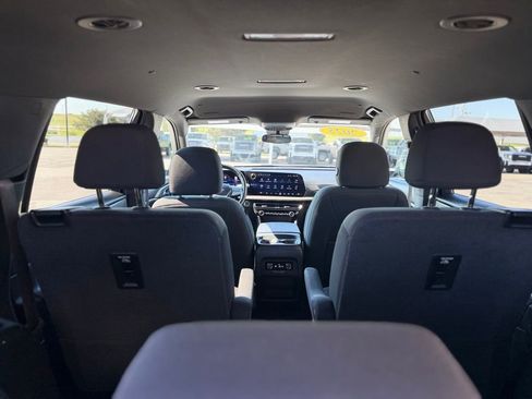 Used 2025 Chevrolet Traverse LT FWD image 7