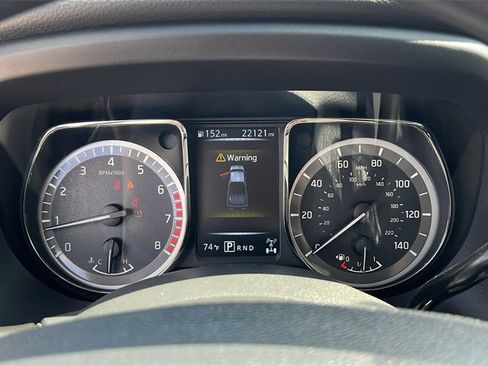 Used 2018 Nissan Titan SV image 17