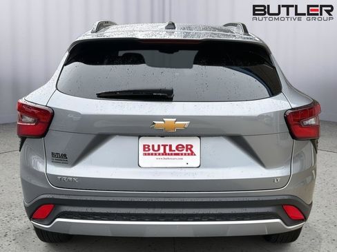 Used 2025 Chevrolet Trax LT FWD image 5
