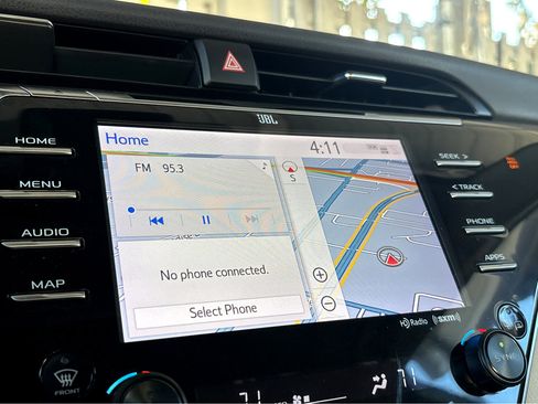 Used 2019 Toyota Camry Hybrid image 9