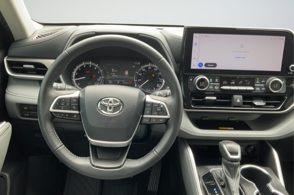 Used 2024 Toyota Highlander XLE FWD image 12