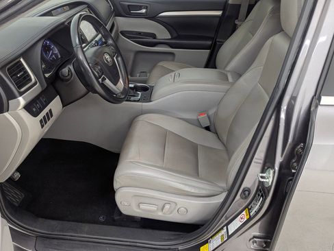 Used 2019 Toyota Highlander XLE image 5