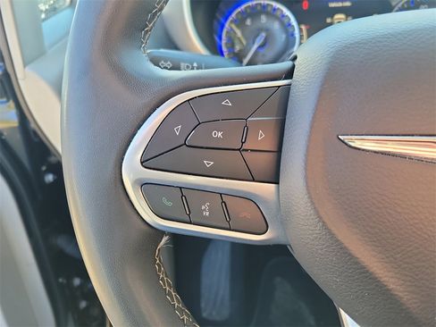 Used 2023 Chrysler Pacifica Touring-L image 17