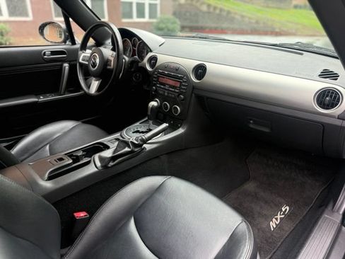 Used 2010 MAZDA MX-5 Miata Grand Touring w/ Premium Pkg RWD image 16