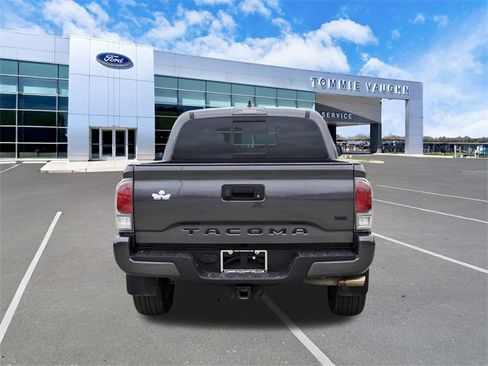 Used 2021 Toyota Tacoma TRD Sport image 3