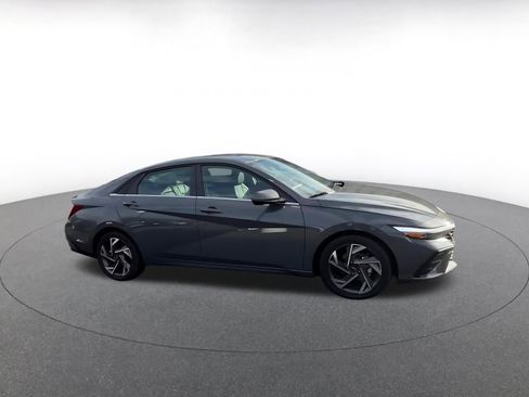 Used 2025 Hyundai Elantra Limited image 2