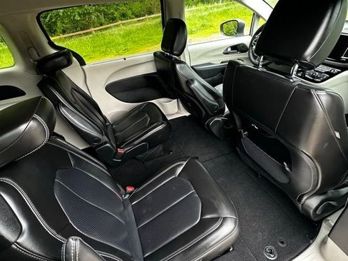 Used 2023 Chrysler Pacifica Touring-L FWD image 20