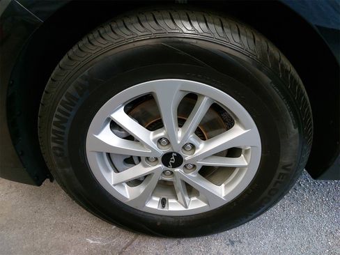 Used 2024 Kia Carnival LX image 39