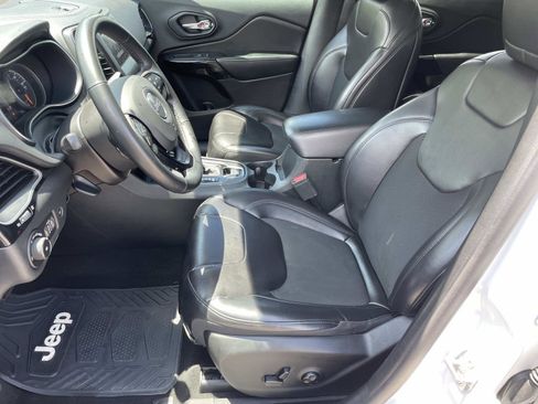 Used 2019 Jeep Cherokee Latitude Plus AWD/4WD image 16