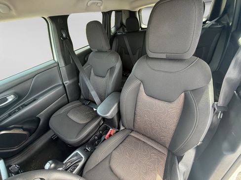 Used 2023 Jeep Renegade Latitude AWD/4WD image 17