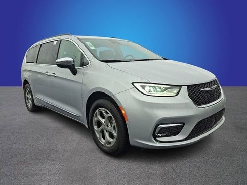 Used 2023 Chrysler Pacifica Limited w/ Uconnect Theater Family Group image 3