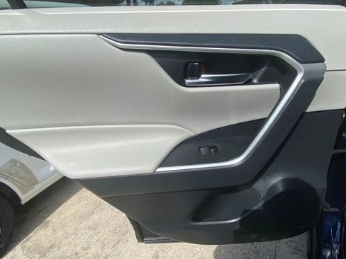 Used 2019 Toyota RAV4 XLE w/ Carpet Mat Package AWD/4WD image 19