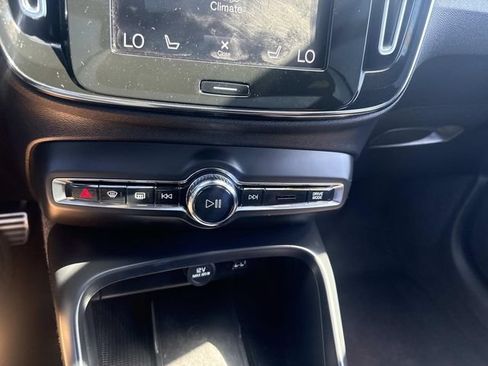 Used 2021 Volvo XC40 T5 R-Design w/ Advanced Package AWD/4WD image 27