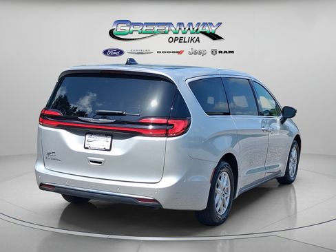 Used 2024 Chrysler Pacifica Touring-L FWD image 7