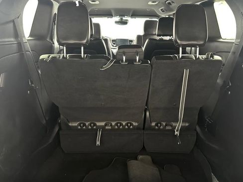 Used 2025 Chrysler Pacifica Limited image 2