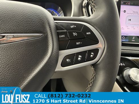 Used 2023 Chrysler Pacifica Touring-L image 19