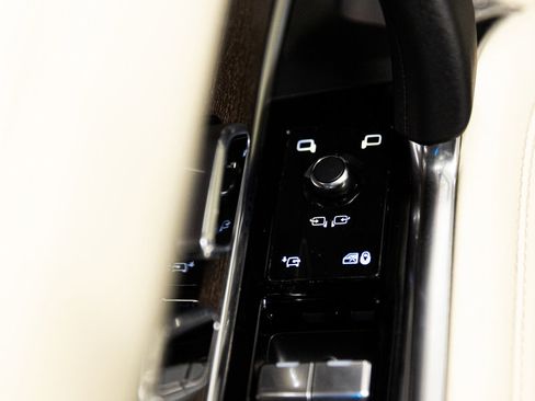 Used 2023 Land Rover Range Rover SE image 20