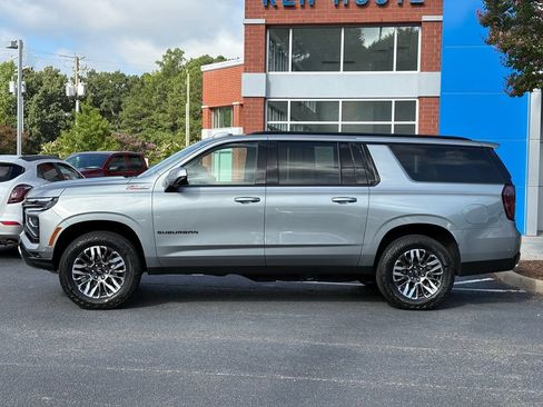 Used 2025 Chevrolet Suburban Z71 AWD/4WD image 2