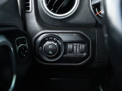 Used 2020 Jeep Gladiator Overland AWD/4WD image 15