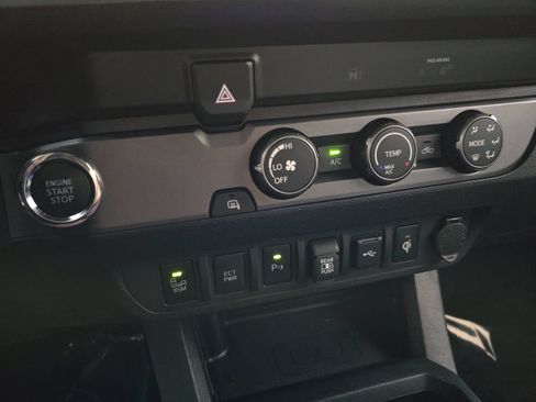 Used 2020 Toyota Tacoma 2WD Double Cab image 25