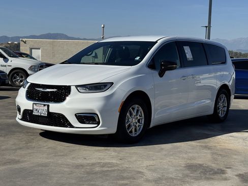 Used 2024 Chrysler Pacifica Touring image 3