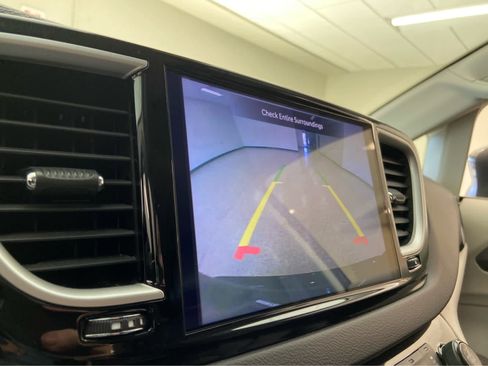 Used 2023 Chrysler Pacifica Touring-L image 31