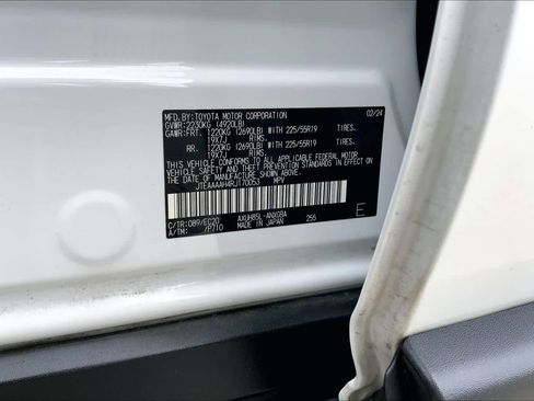 Used 2024 Toyota Venza XLE AWD/4WD image 36